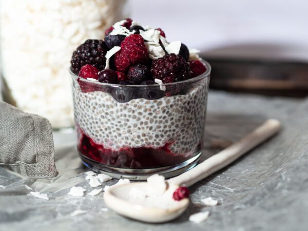 Kokos chia pudding met bosvruchten