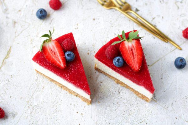 No bake witte chocolade cheesecake met rood fruit