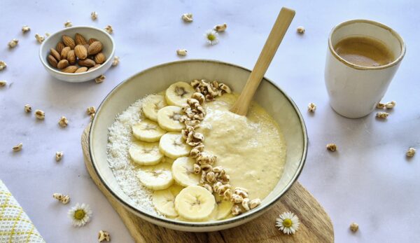 Zonnige smoothiebowl met mango en kokos
