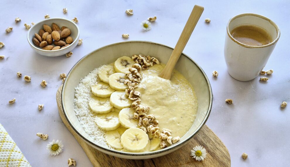 Zonnige smoothiebowl met mango en kokos Zonnige smoothiebowl met mango en kokos