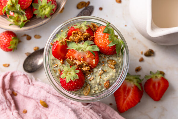 Matcha overnight oats met aardbeien