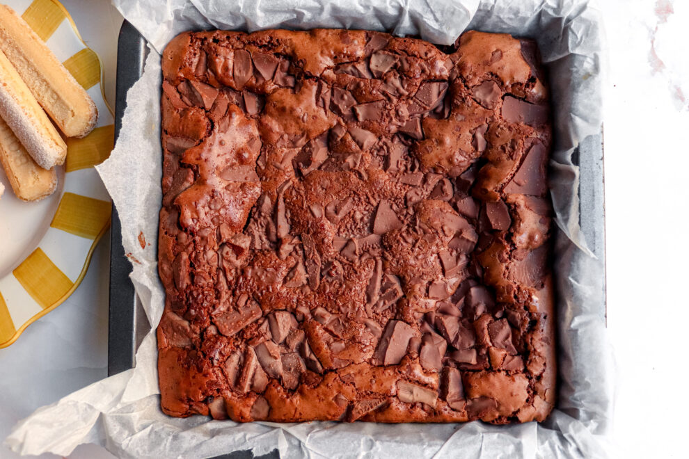 Afgebakken brownie in een vierkante bakvorm