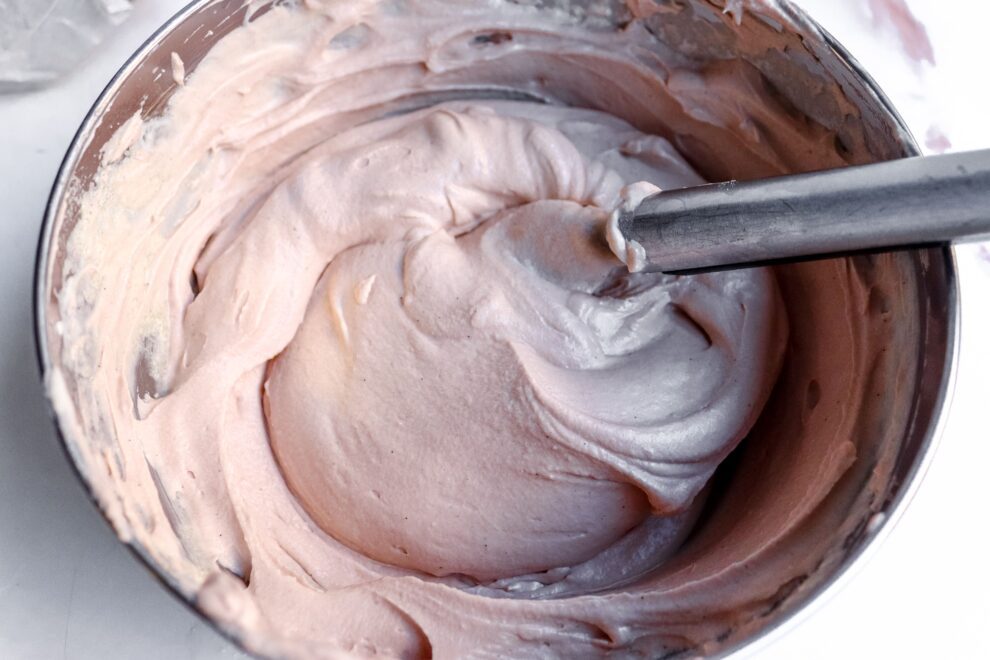Ei-mascarpone mengsel in een RVS schaal