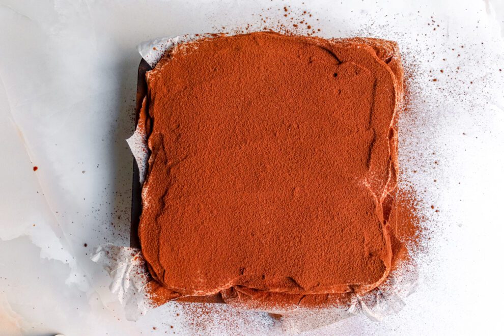 Tiramisu brownie in een groot vierkante bakvorm