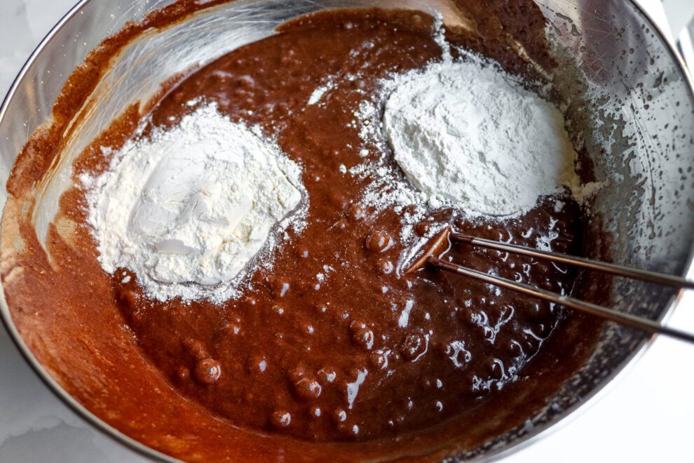 Kom met de mix en dan bloem, espressopoeder en zout toegevoegd