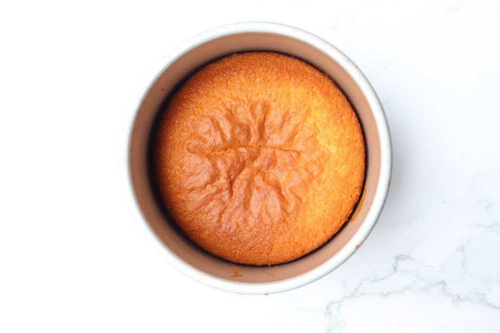 Vanillecake in een bakvorm, bovenaanzicht