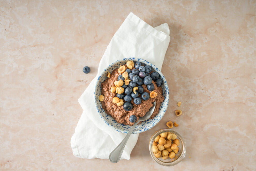 Choco hazelnoot chiapudding met blauwe bessen Choco hazelnoot chiapudding met blauwe bessen