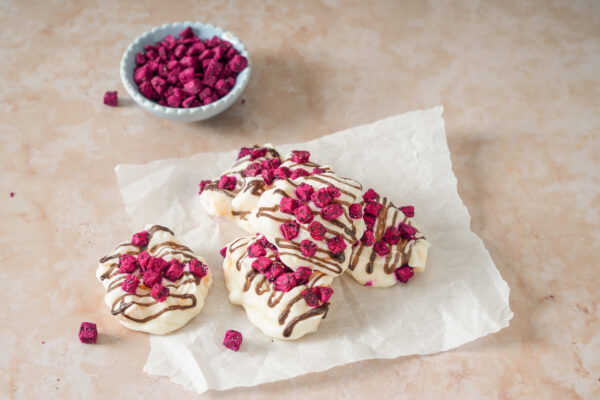 Frozen yoghurt-perzik bites met gevriesdroogde dragonfruit