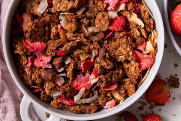 Knapperige granola met aardbei