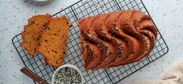 Pompoencake met tahini en sesam