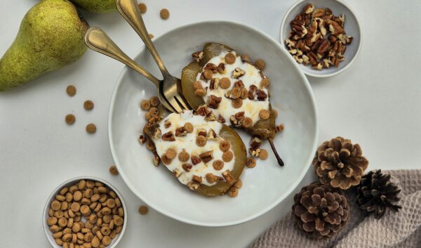 Gebakken peren met kaneelboter en yoghurt