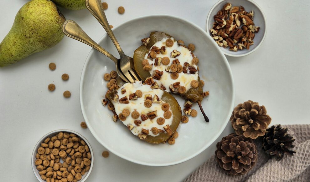 Gebakken peren met kaneelboter en yoghurt