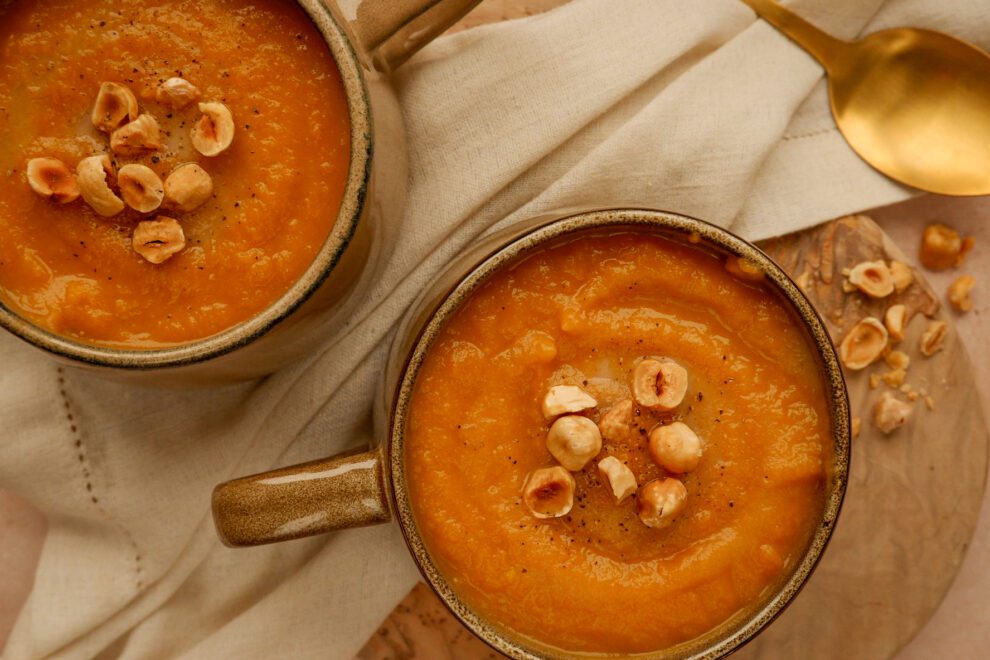 Winterse wortel–pastinaaksoep met hazelnoten Winterse wortel–pastinaaksoep met hazelnoten