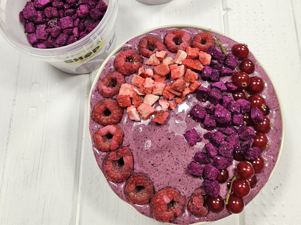 Açaí bowl met gedroogd fruit