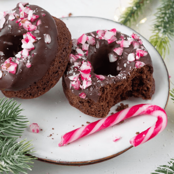 Chocolade mint donuts met zuurstok topping voor kerst.