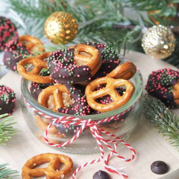 Kerst karamel pretzels met chocolade en kerstdecoratie.