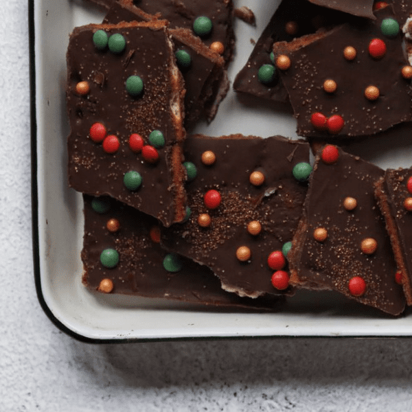 Christmas Crack snack met karamel, chocolade en crackers.