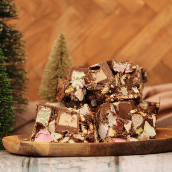 Christmas Rocky Road met kleurrijke kerst traktaties en chocolade.”