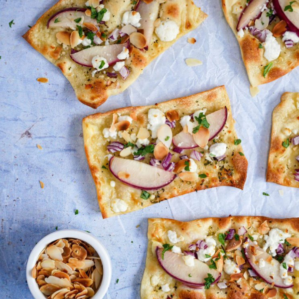 Flammkuchen met geitenkaas & perzik