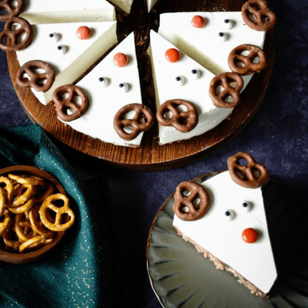 Rendiertjes cheesecake met pretzel gewei en smarties ogen.