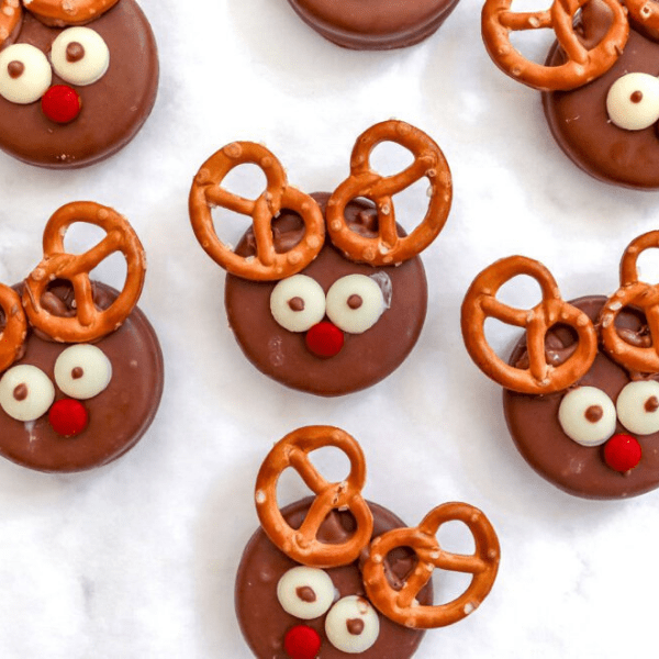 Rudolph cookies met pretzel gewei en smarties ogen.