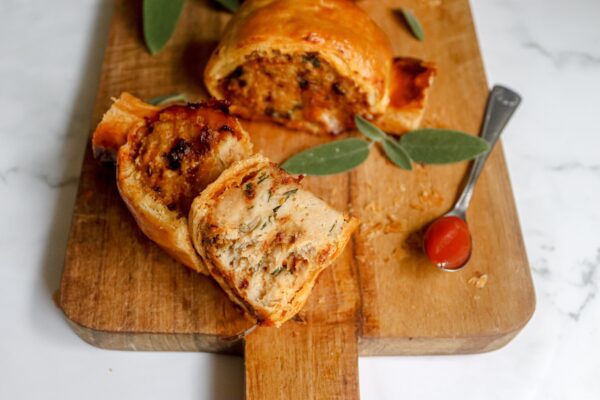 Pittige kip saucijzenbroodjes met crispy chili olie