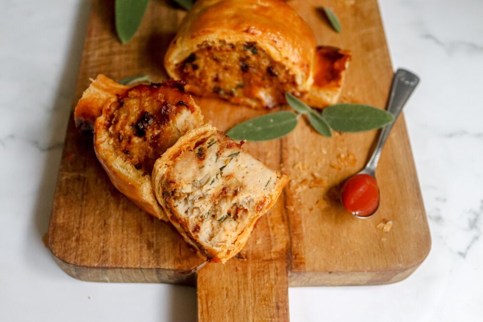 Pittige kip saucijzenbroodjes met crispy chili olie