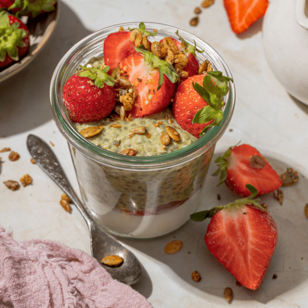 Recept overnight oats met matcha en aardbei