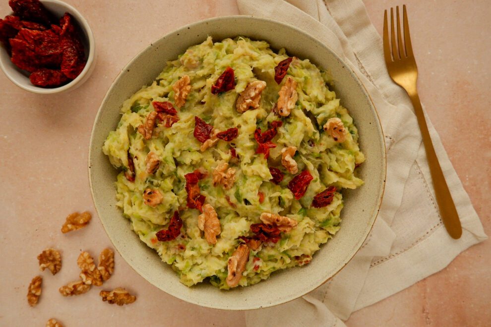 Spruitenstamppot met tomaten, kaas & geroosterde walnoten.