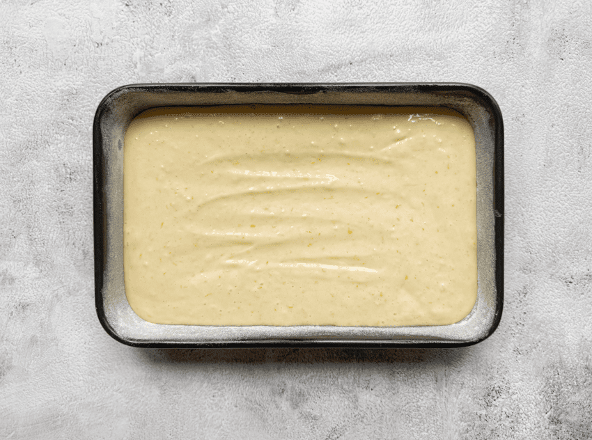 Beslag voor de sinaasappelcake in een bakvorm