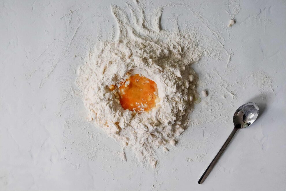 De gemengde ingredienten met een ei voor korstdeeg