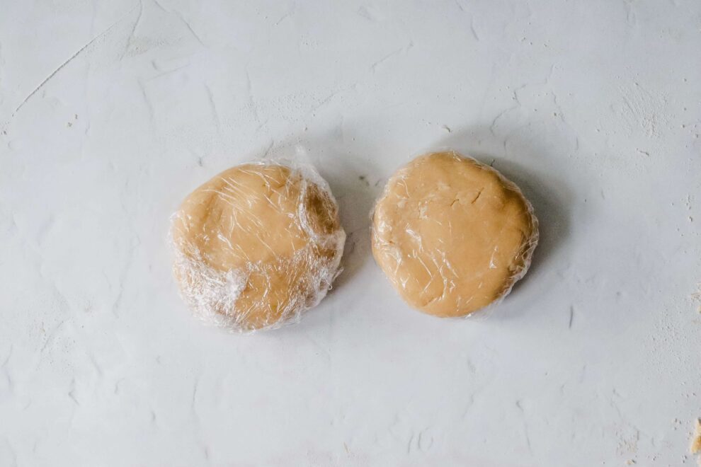 Korstdeeg verdeeld in vershoudfolie