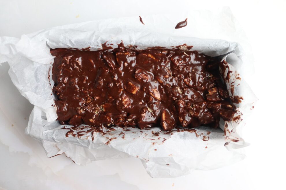 Het chocolade biscuit mengsel in een cakevorm voor arretjes cake