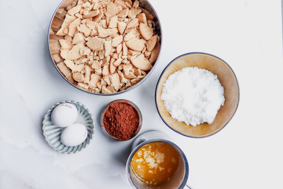 Alle ingredienten voor zelfgemaakte arretjes cake