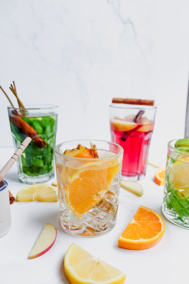 Verse thee met sinaasappel in een glas