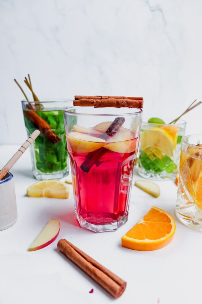 Verse thee met appel en kaneel in een glas