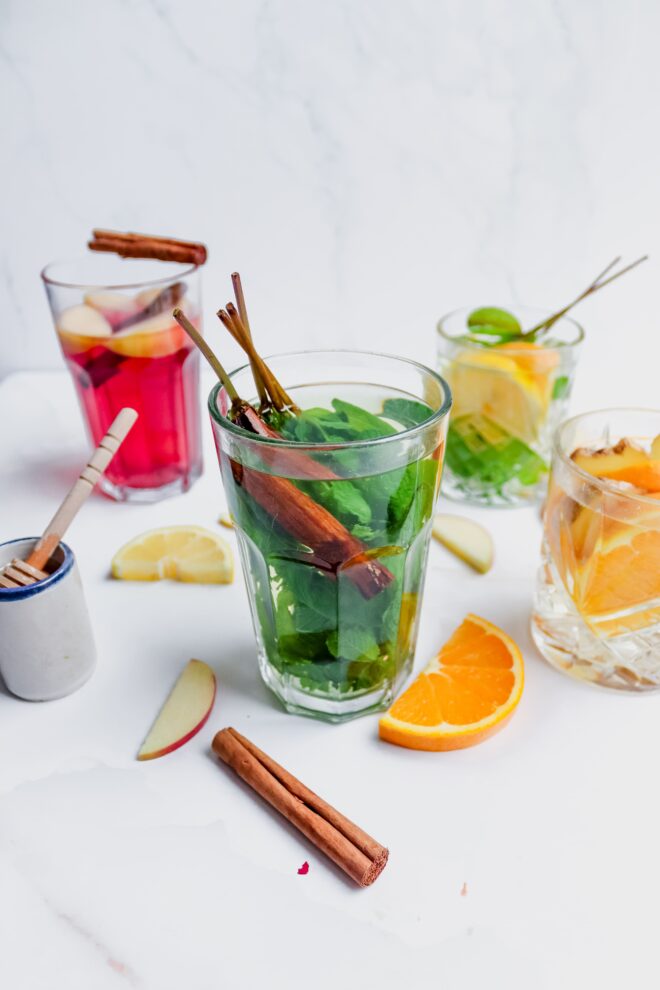 Verse thee met munt en kaneel in een glas