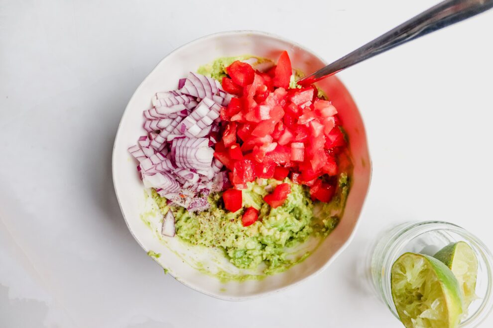alle ingrediënten voor een guacamole bij elkaar