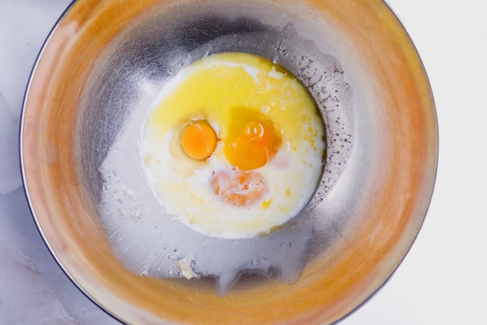 Ingrediënten invisible appel cake in een kom