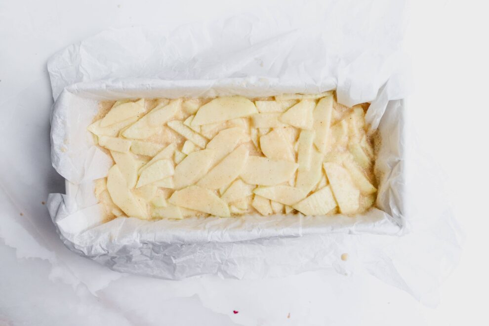 Het beslag in een cakeblik verdeelt