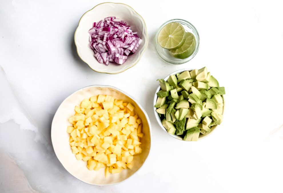 Ingredienten voor zelfgemaakte mango avocado salsa