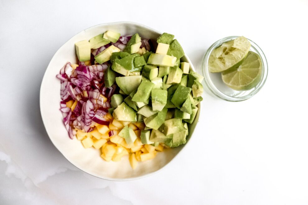 Meng alle ingrediënten voor de mango salsa in een kom