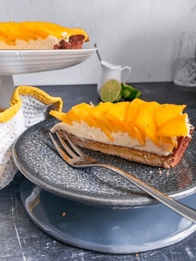 Korstdeeg verwerkt in taart met fruit