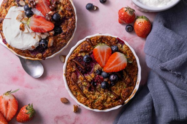 Banana bread baked oats met rood fruit