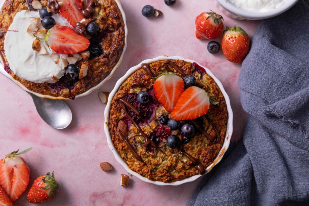 Banana bread baked oats met rood fruit