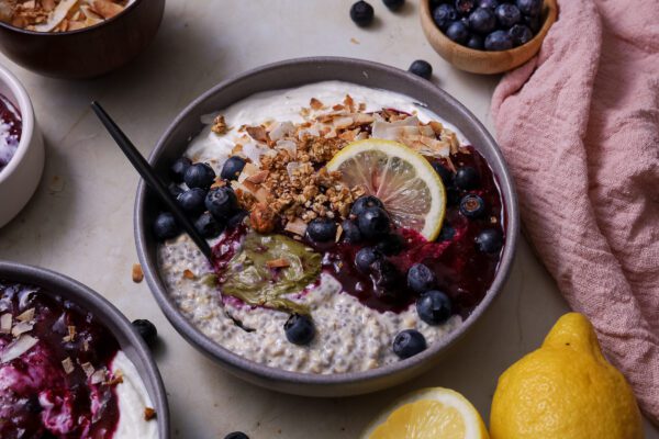 Lemon overnight oats met blauwe bessen
