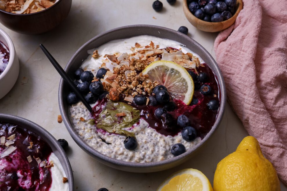 Lemon overnight oats met blauwe bessen