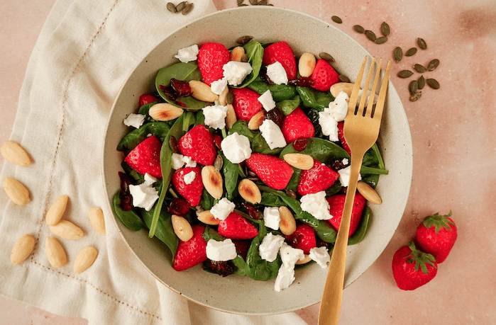 Aardbei–spinazie salade met geroosterde amandelen Aardbei–spinazie salade met geroosterde amandelen