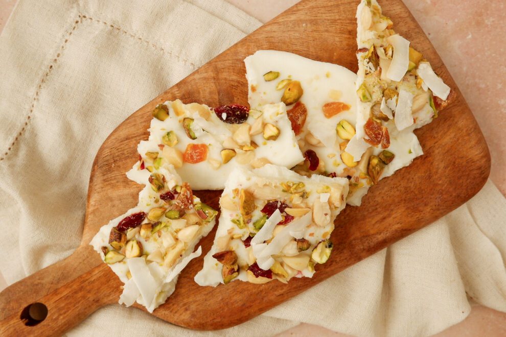Yoghurt bark met noten & gedroogd fruit
