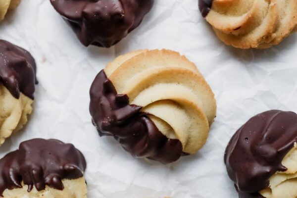 Klassieke boterkoekjes met chocolade Klassieke boterkoekjes met chocolade